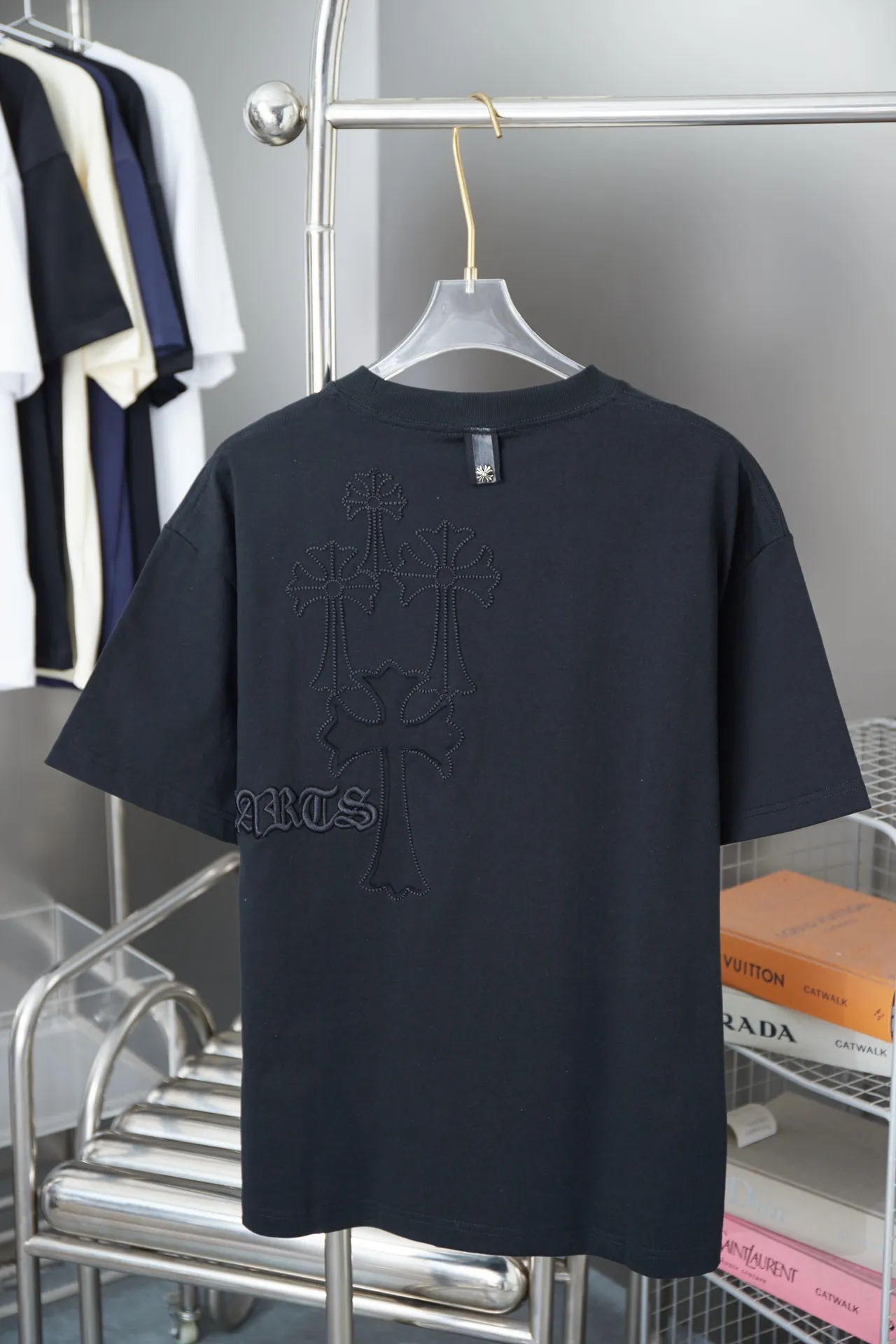🅿️190 Ch*ome Hearte 25SS early spring new style, appliqué embroidered Crow heart cross short sleeves, light luxury, essential item for daily commuting for men and women, correct version, welcome to compare, detailed features · 320g 100% pure cotton double yarn jersey fabric · Custom dyed in the same vat, special thickened 32 count double strand 1X1 thread · Symmetrical front and rear imported Tajima machine embroidery tatami embroidery ➕ original cloth patch embroidery · Back neck webbing Croxin hardware accessories · Double needle stitching cross-stitching process · Original main mark washed tag brand moisture-proof paper packaging Color: black/white/grey Size: S/M/L/XL